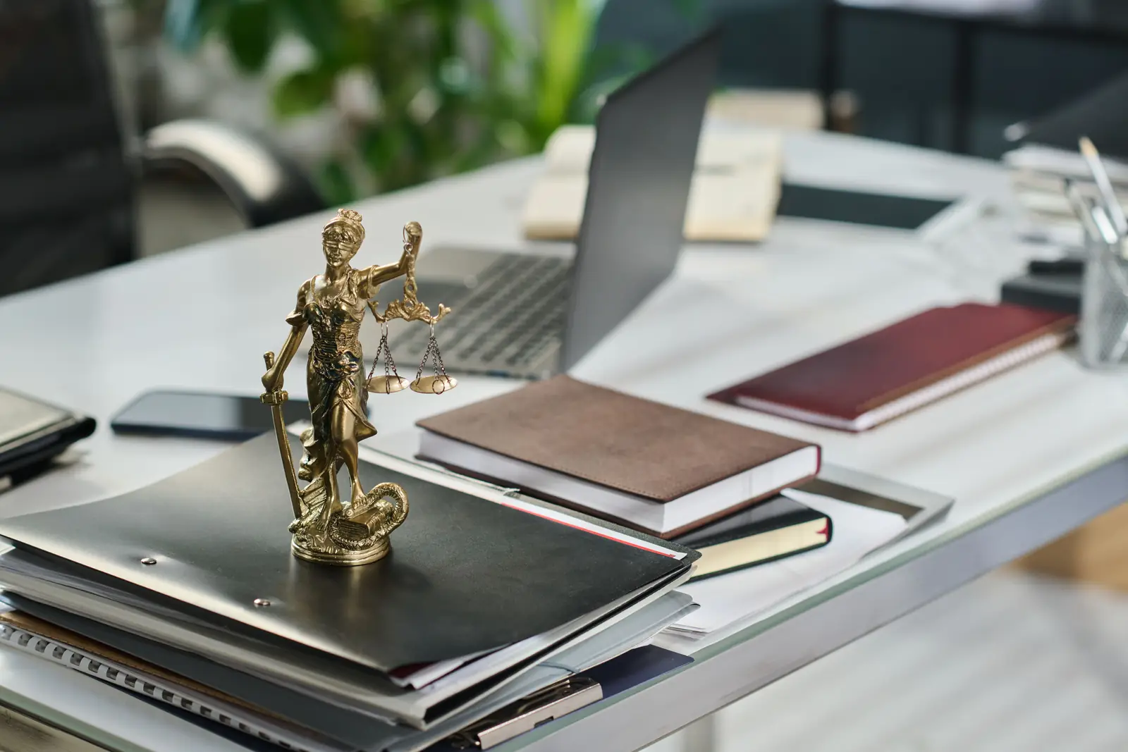 Statuette de la justice sur un bureau du cabinet d'avocat à Avignon