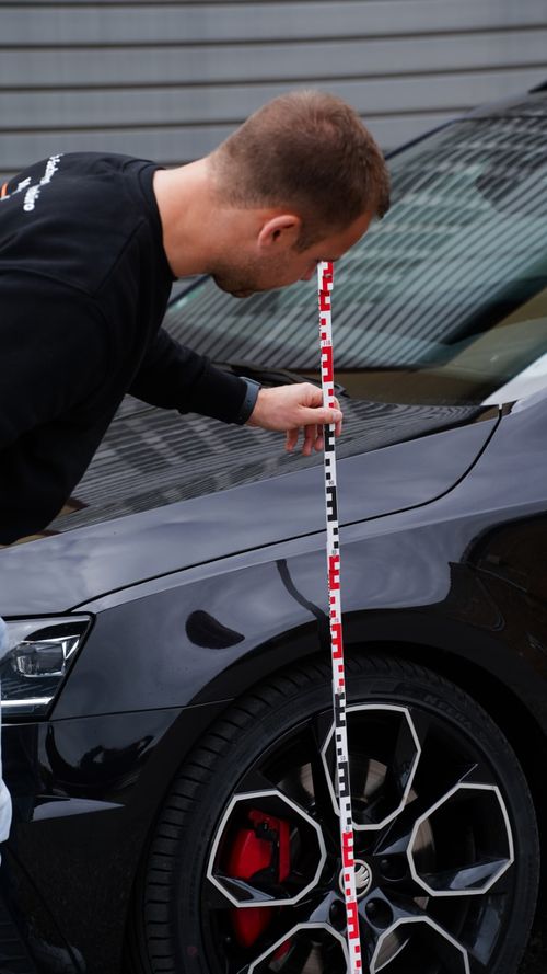 Kfz Gutachter bei der Arbeit