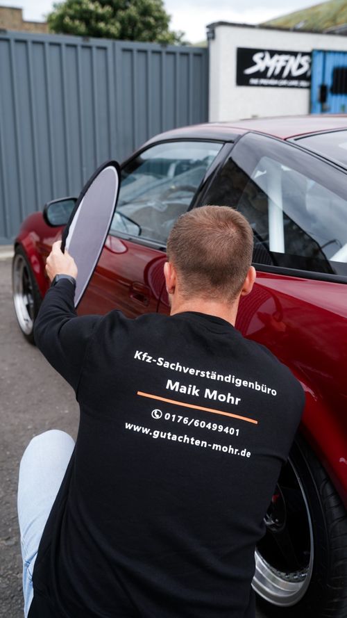 Kfz Gutachter bei der Arbeit