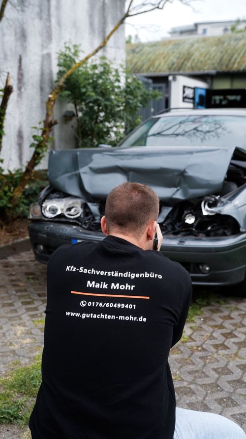 Kfz Gutachter bei der Arbeit