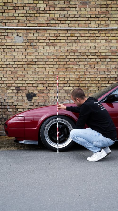Kfz Gutachter bei der Arbeit