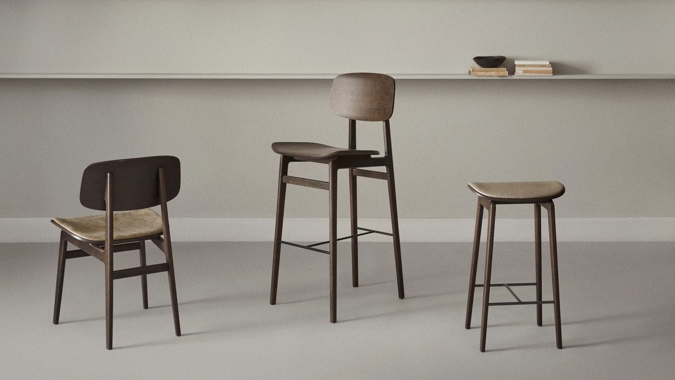 A group of chairs in a roomDescription automatically generated