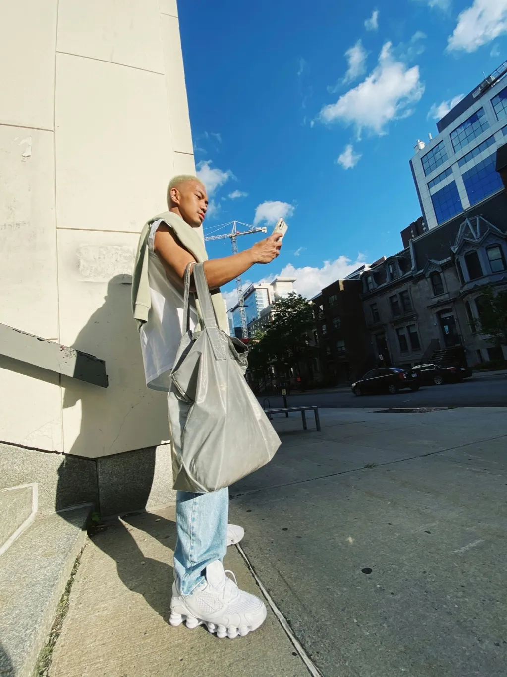 미국 도심에서 스마트폰으로 콘텐츠를 촬영하는 크리에이터