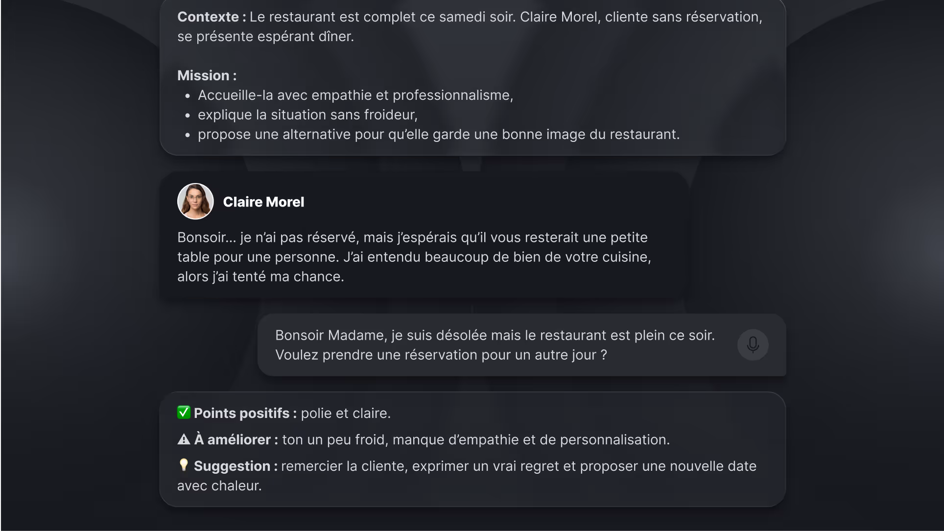 Dialogue simulé entre une cliente sans réservation demandant une table et la réponse du restaurant indiquant qu'il est complet, avec une analyse des points positifs et suggestions pour améliorer la réponse.