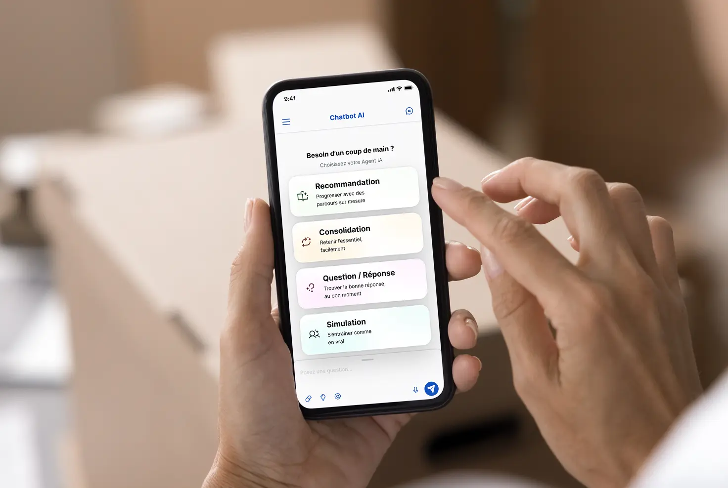 Une personne tenant un smartphone avec une application de Chatbot IA affichant des options en français pour recommandation, consolidation, question/réponse et simulation.