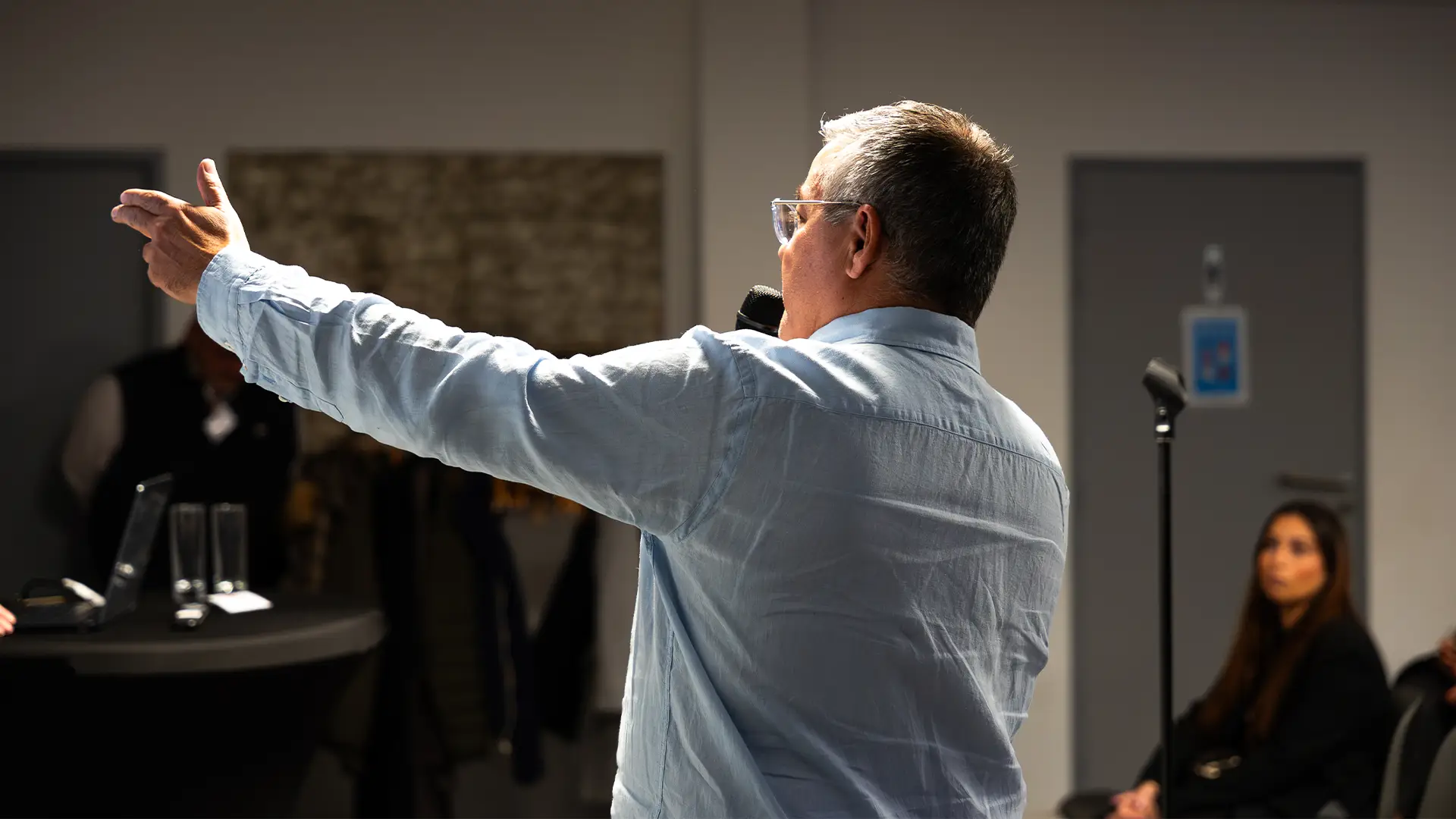 Photo Philippe Manches de dos en train de présenter au réseau d'entrepreneurs RE-GARD