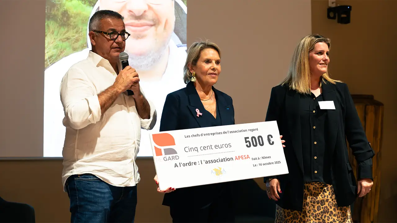 Martine Tiberino présidente d'APESA, reçoit un chèque participatif de 500 euros de l'association RE GARD