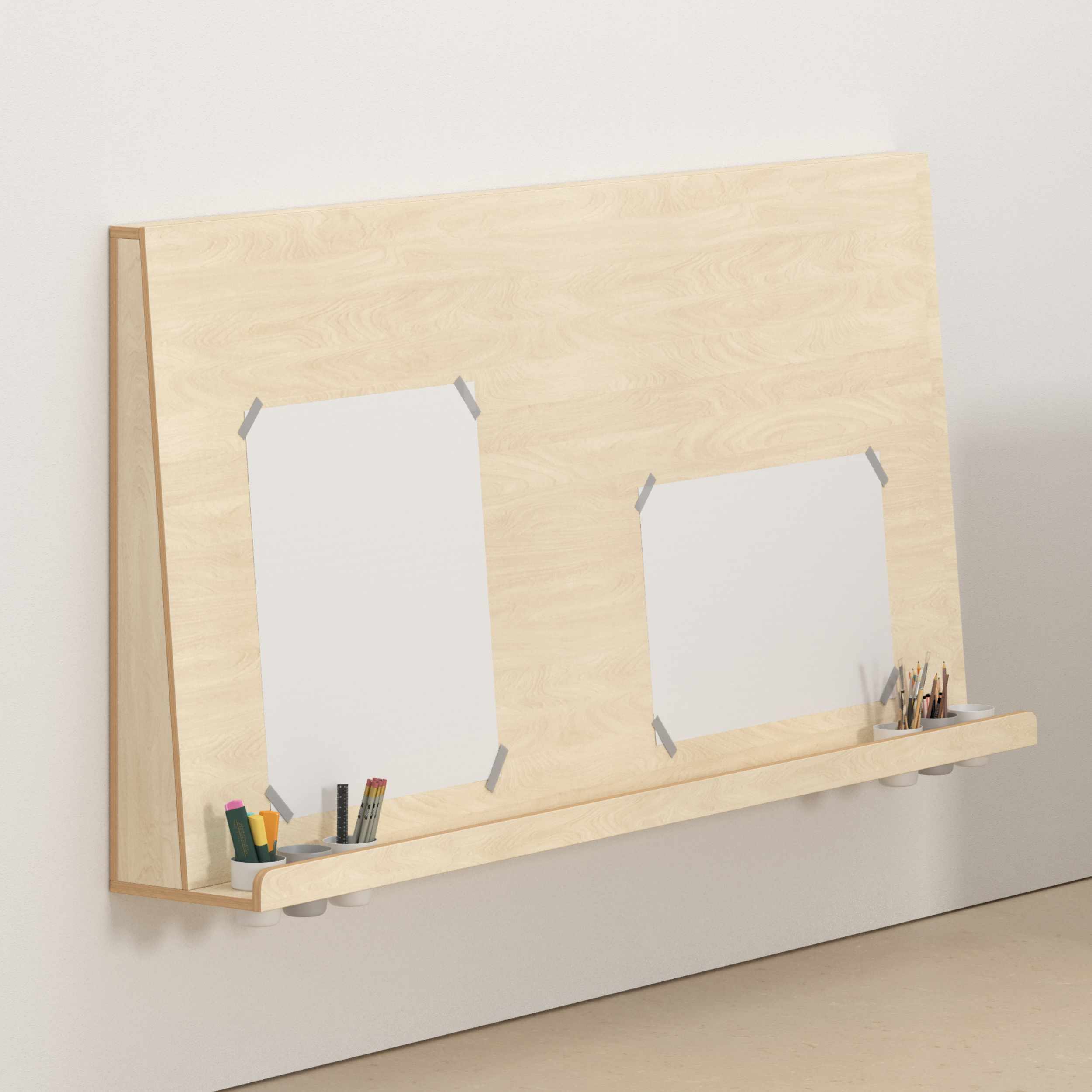 Große Malwand aus Holz für Kinder mit Stiftablage.