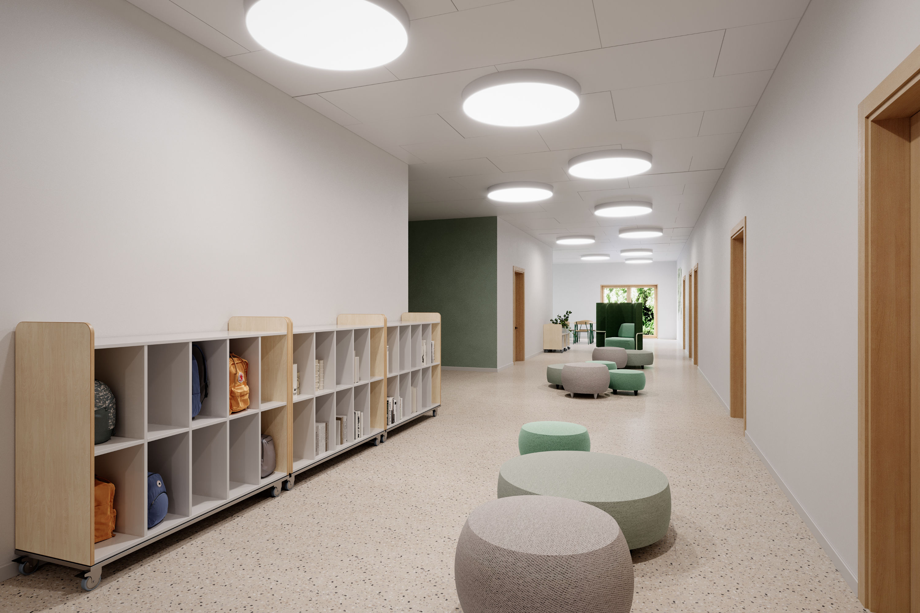 Schulkorridor mit Schultaschenwagen an der Wand und einer Polsterlandschaft in der Mitte des Flures. 