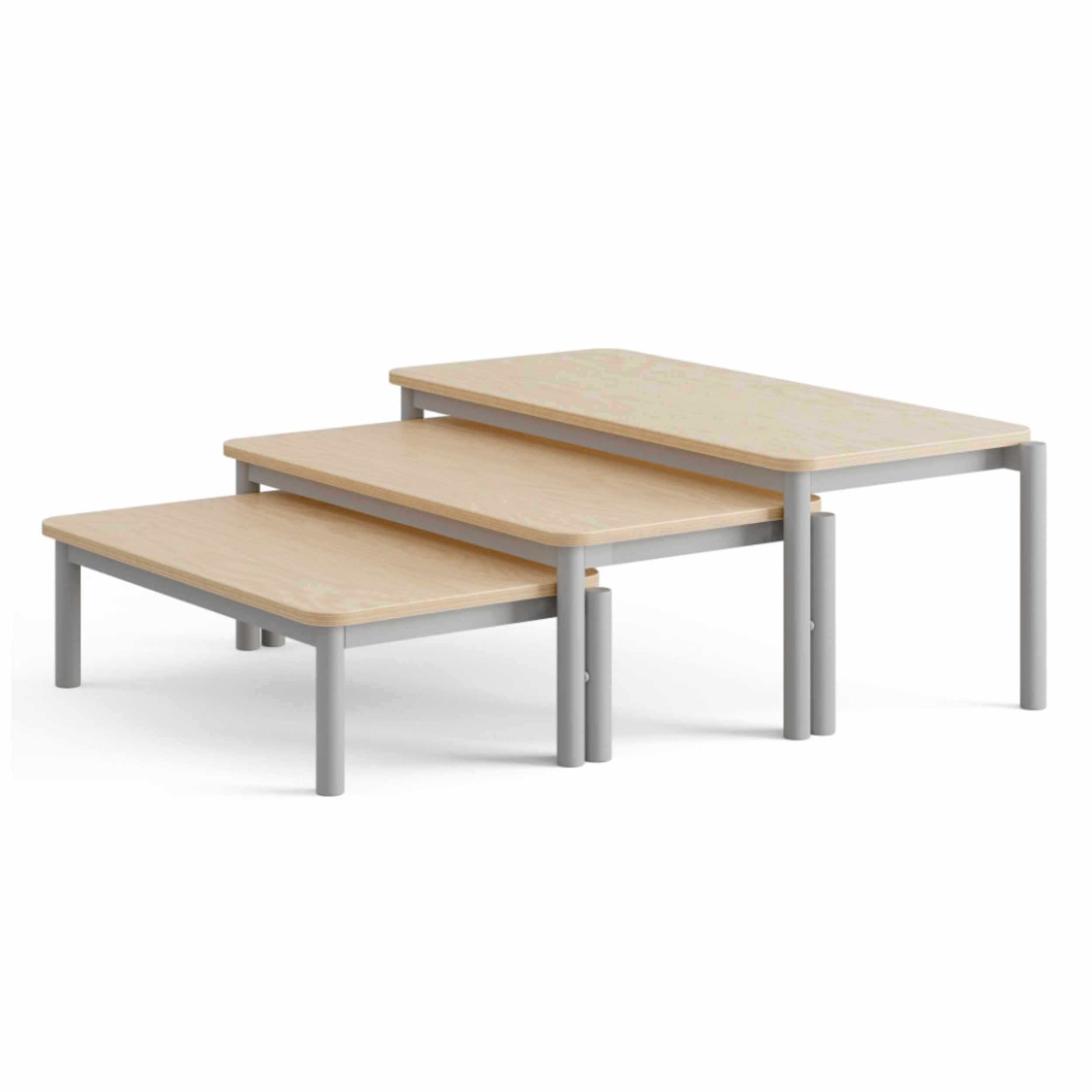 Drei unterschiedliche hohe Sitzbänke, die ineinandergeschoben werden können mit hellgrauem Gestell und Sitzflächen aus Birkenholz
