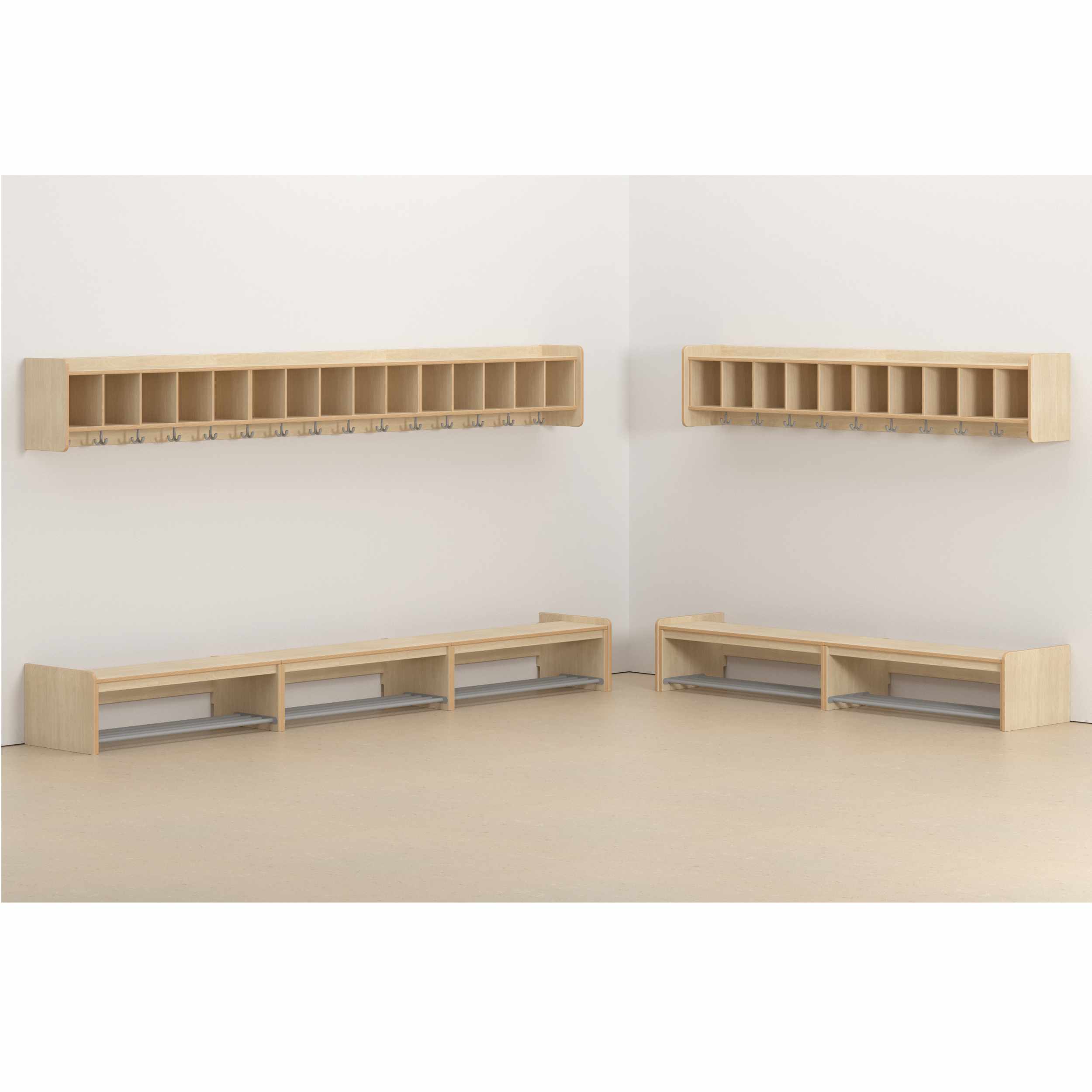 Garderobenecke in einer Kita mit einer Sitzbank aus Holz und Ablagefächern für Schuhe darunter, darüber eine breites Regal mit Fächern für Mützen