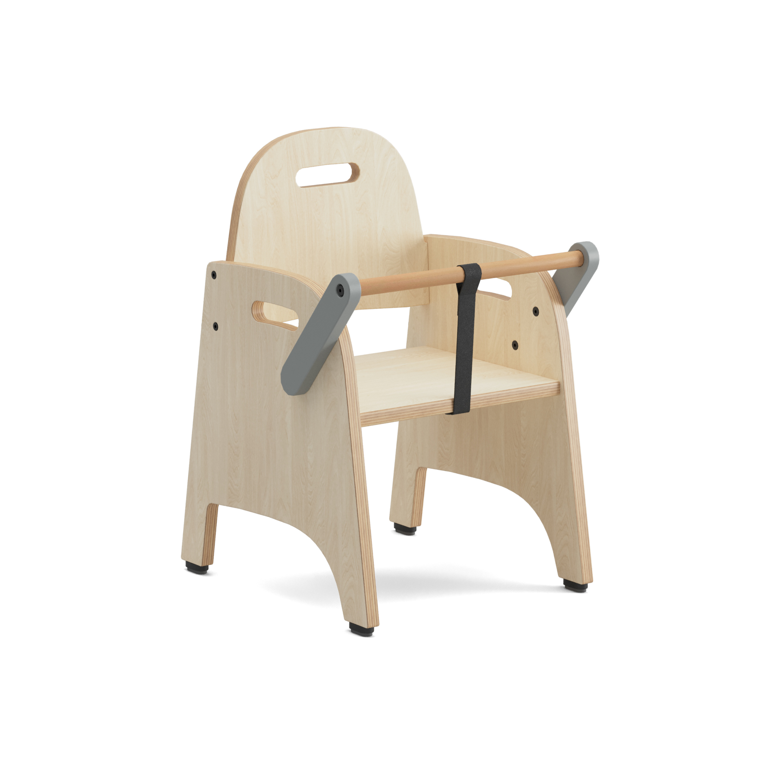 Kinderstuhl aus hellem Holz mit Grifflöchern in der Lehne und an den Seiten, inklusive Herausfallschutz/Sicherheitsbügel mit schwarzem Gurt