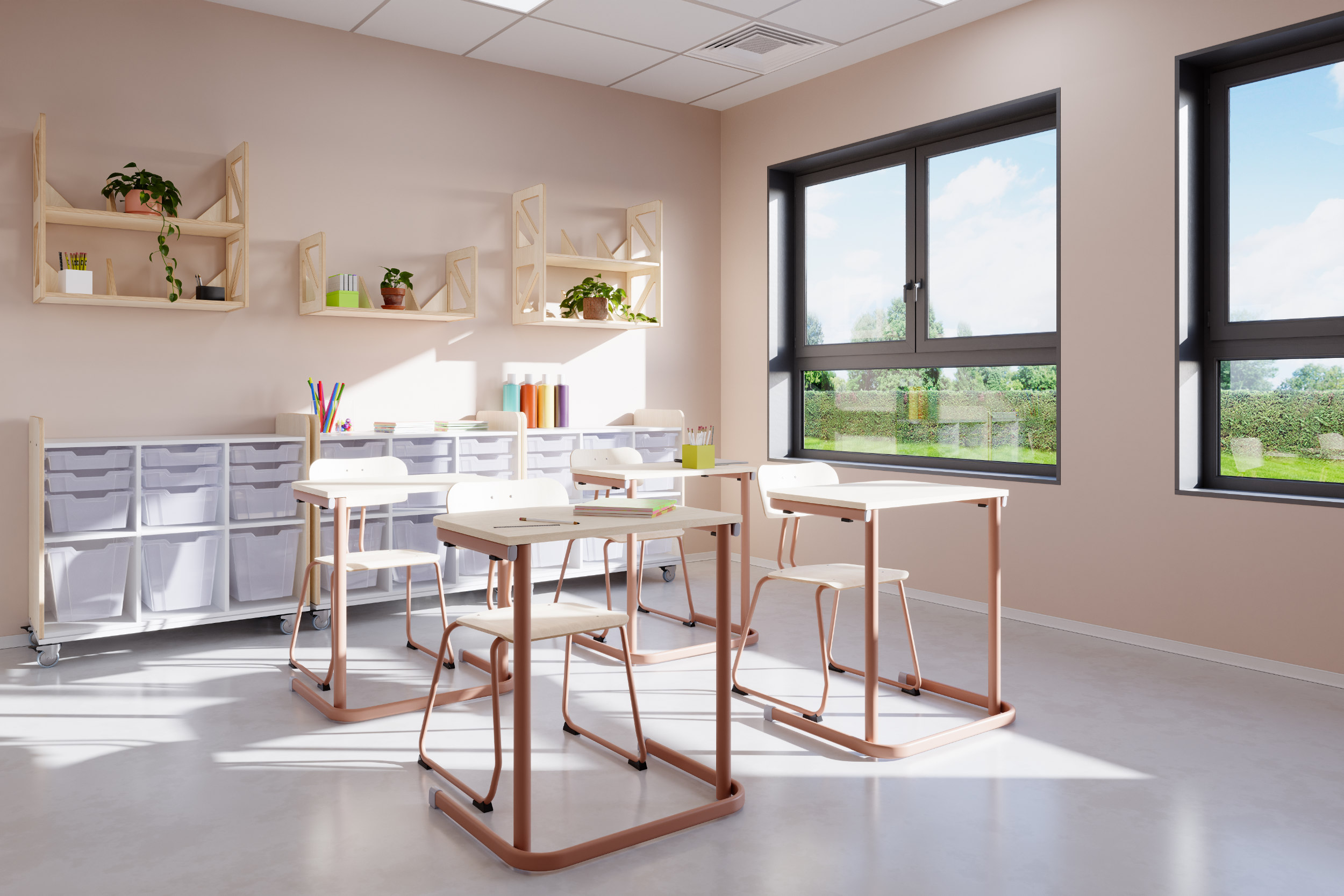 Ein Klassenzimmer für den Frontalunterricht mit klassischen, rechteckigen Schultischen für zwei Plätze und Schulstühlen. An der Wand ist ein großes Whiteboard aufgehängt, davor steht ein mobiler Schultaschenwagen. 