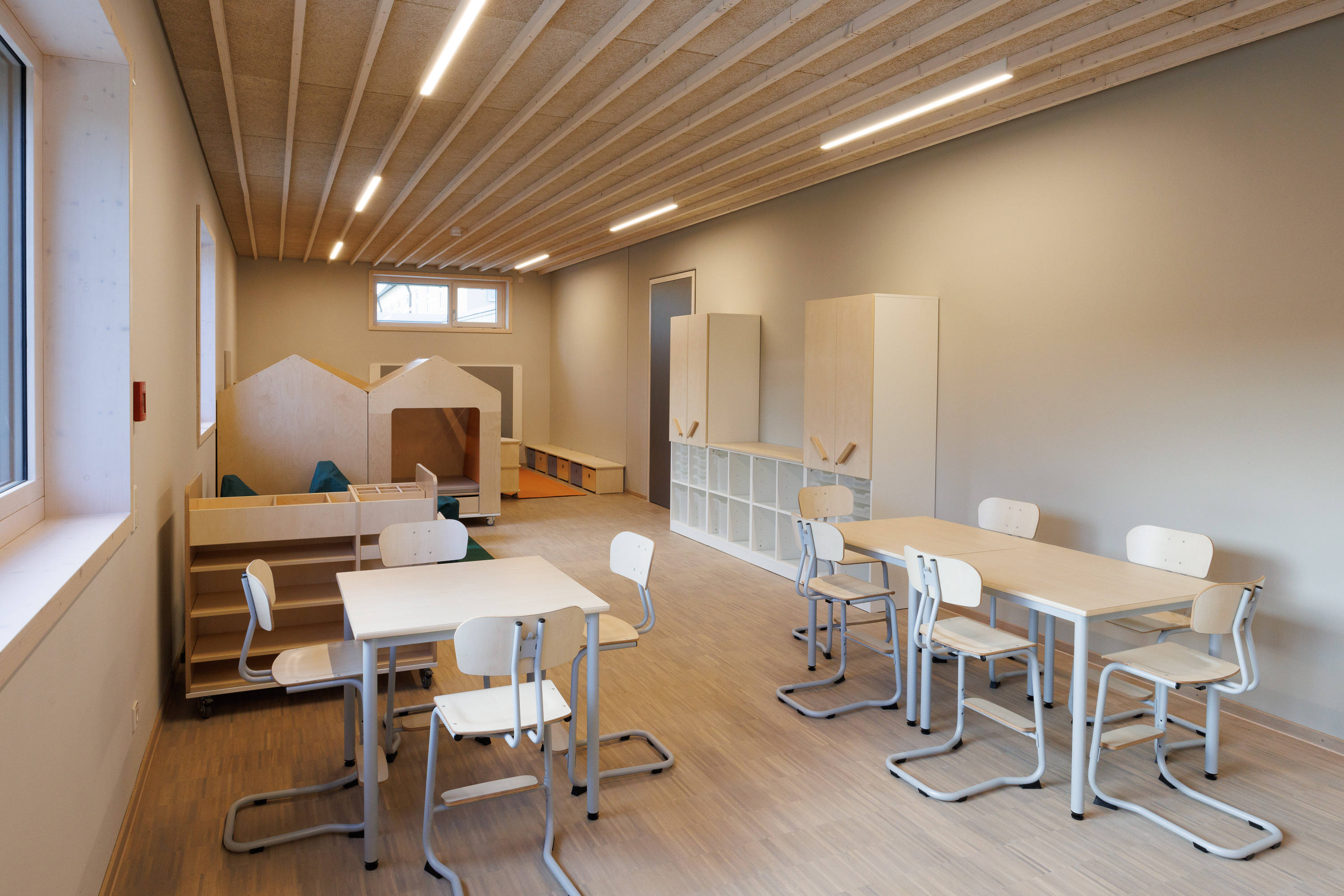 Schülerstuhl mit Tisch im Gruppenraum, im Hort.