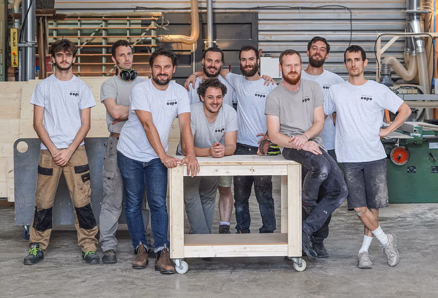 équipe de menuisiers dans atelier de menuiserie bois