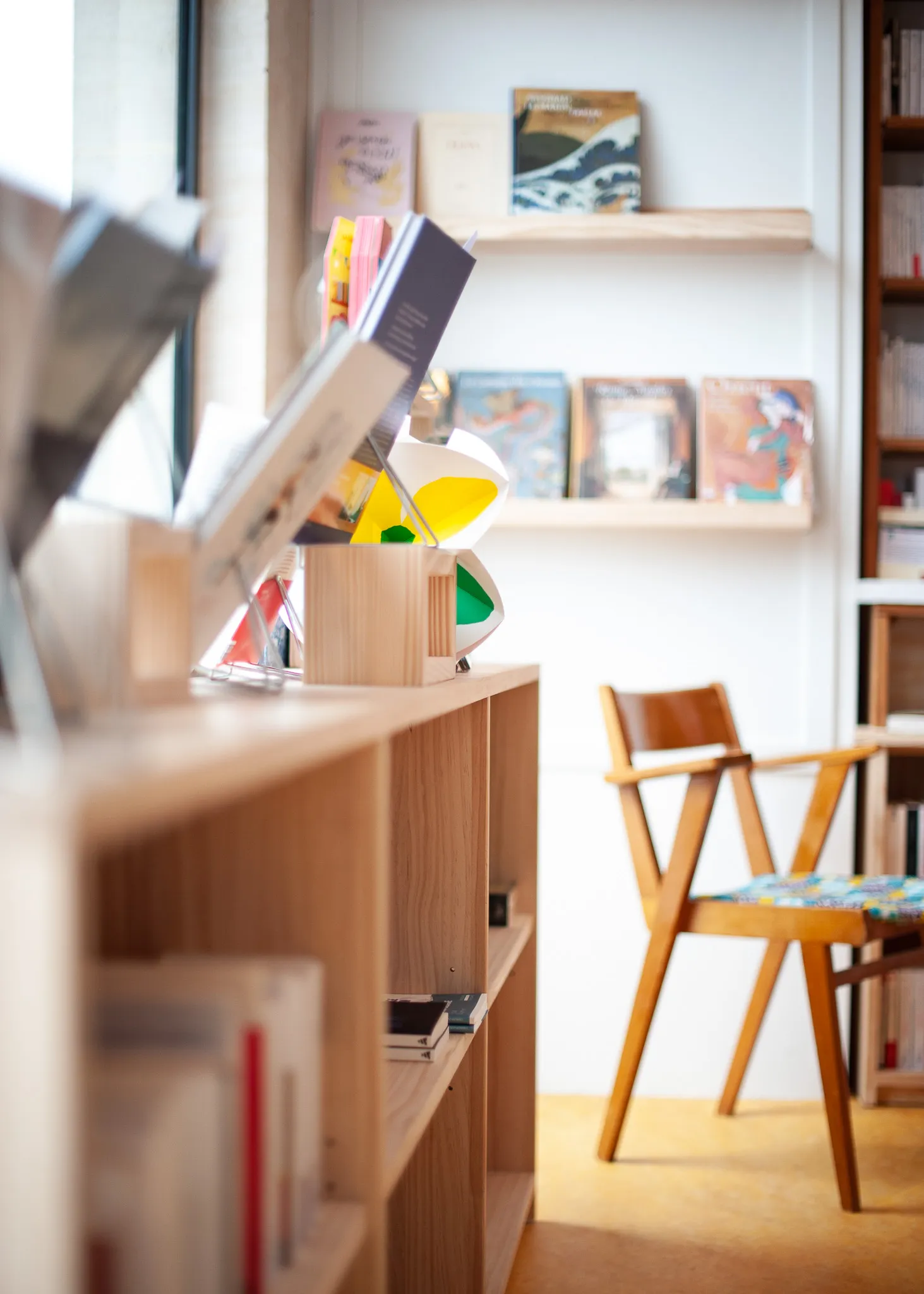 meuble en bois dans librairie