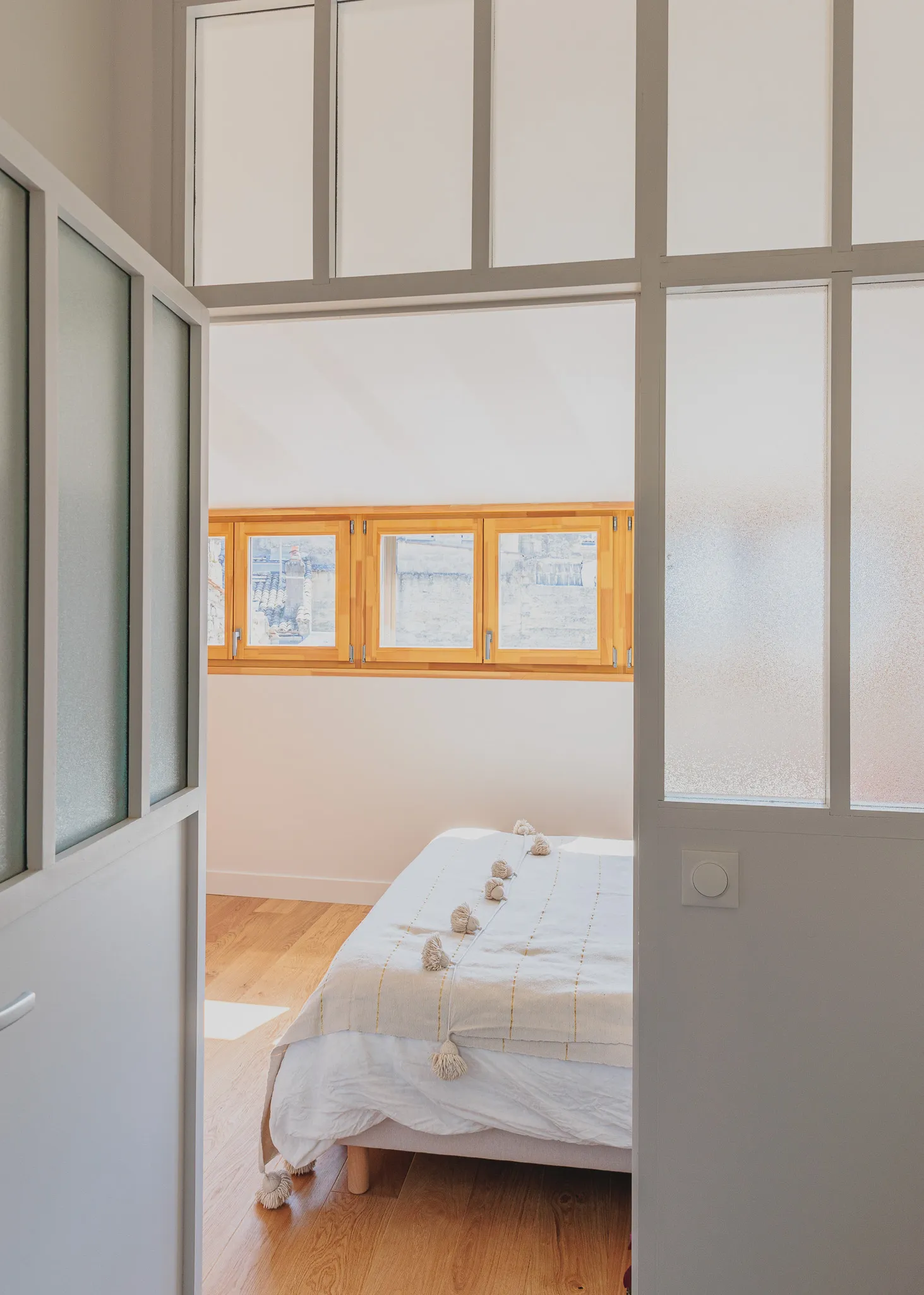 verrière en bois dans chambre 