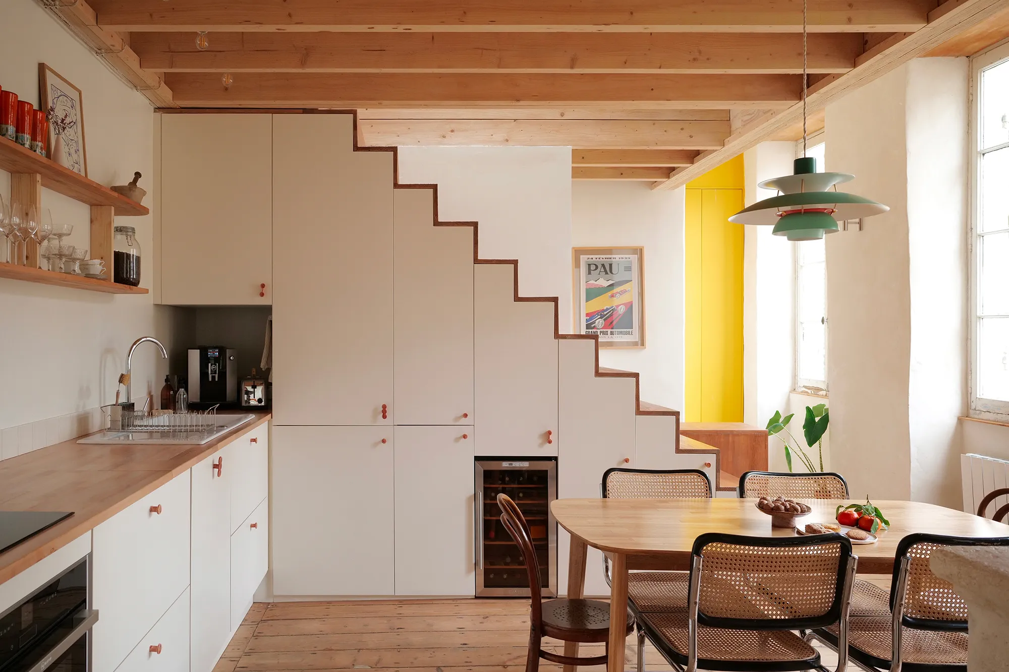 cuisine et salle à manger avec ouvrages en bois
