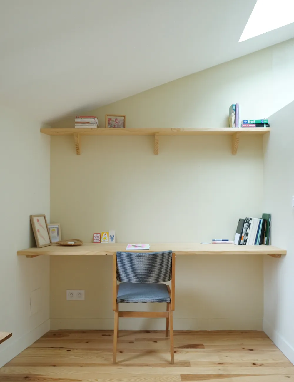 bureau en bois dans chambre 