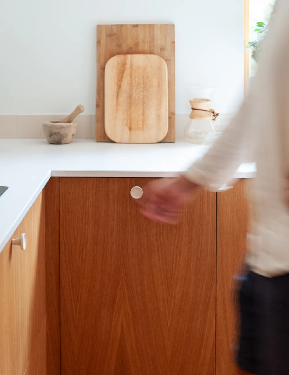 porte de placard en bois dans cuisine sur mesure