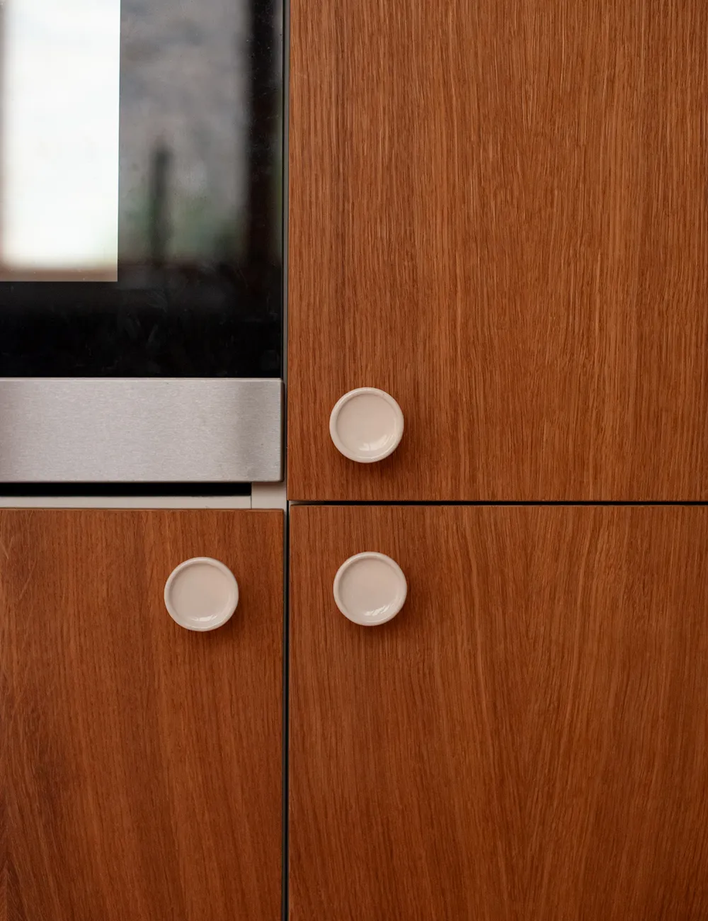porte en bois dans cuisine intégrée
