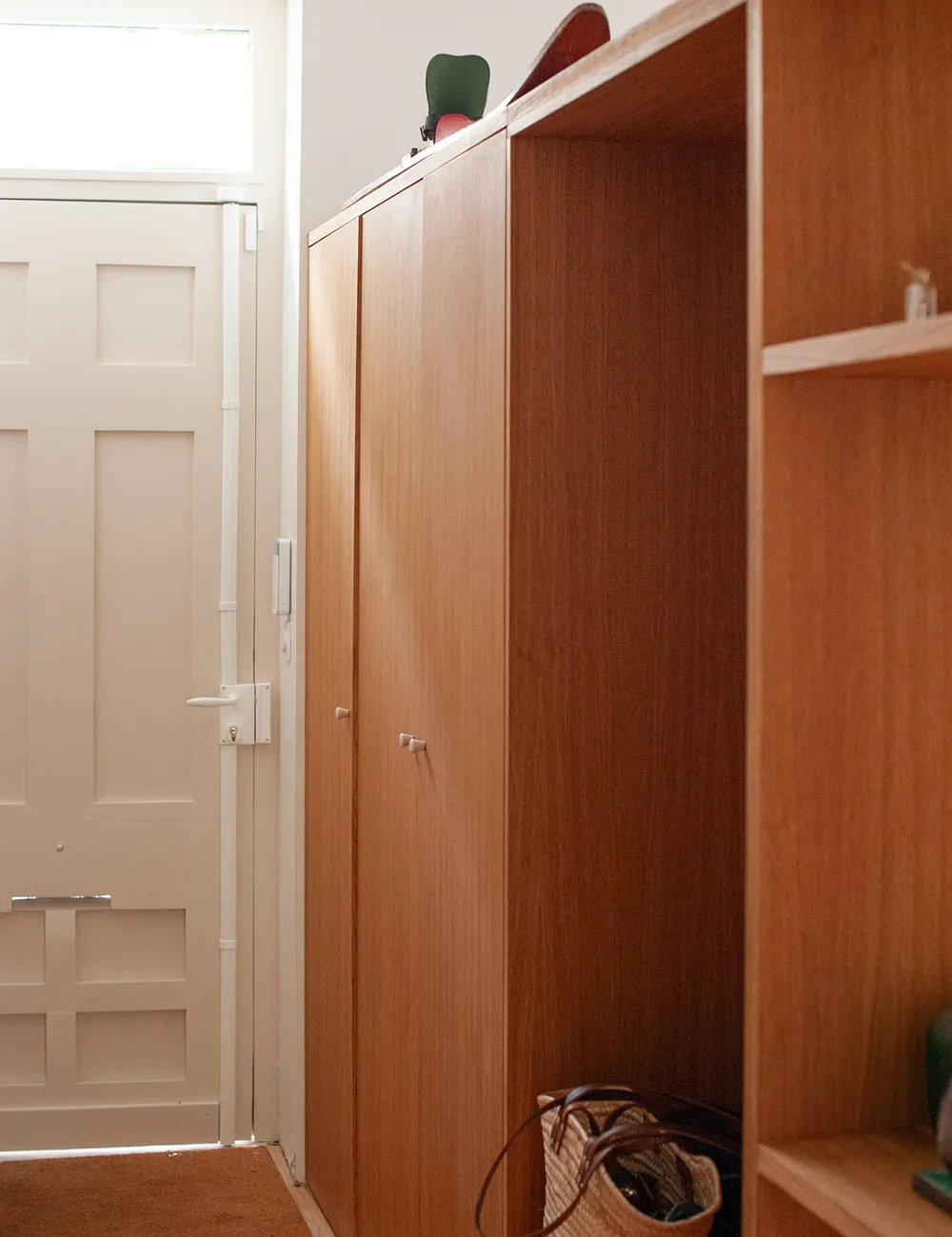 meuble en bois dans entrée maison