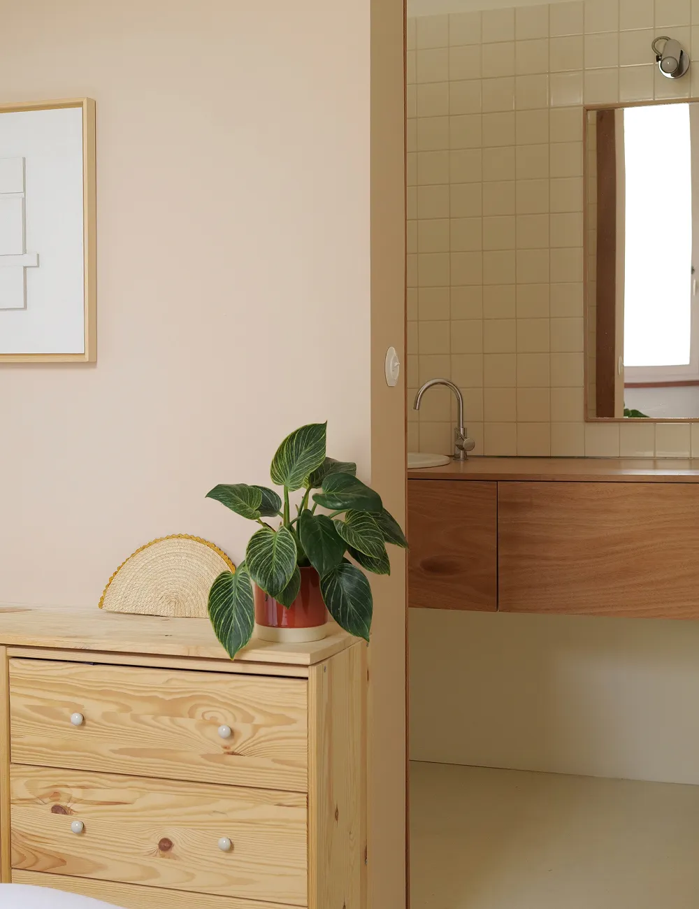 salle de bain avec meuble en bois