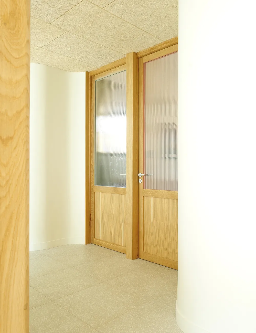 porte en bois vers cabinet médical