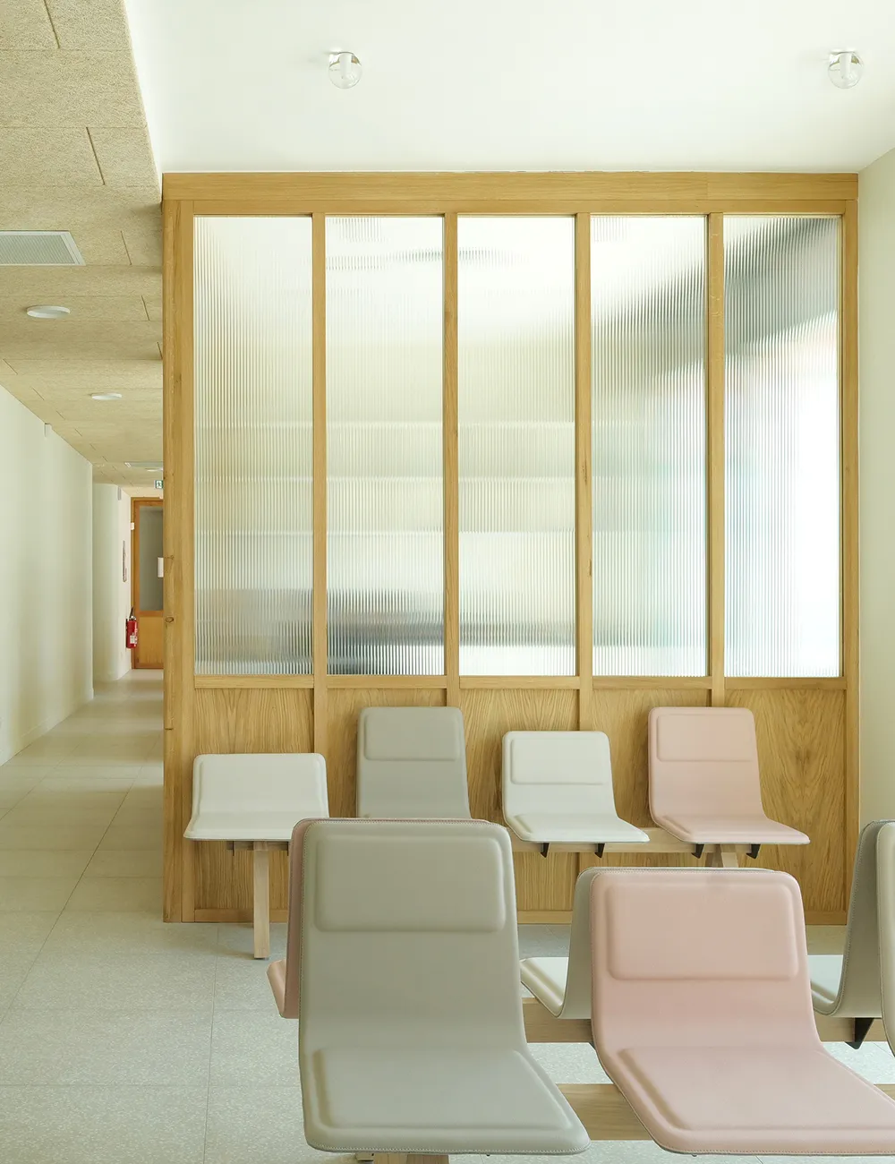 verriere en bois et vitre teintée dans une salle d'attente de cabinet médical