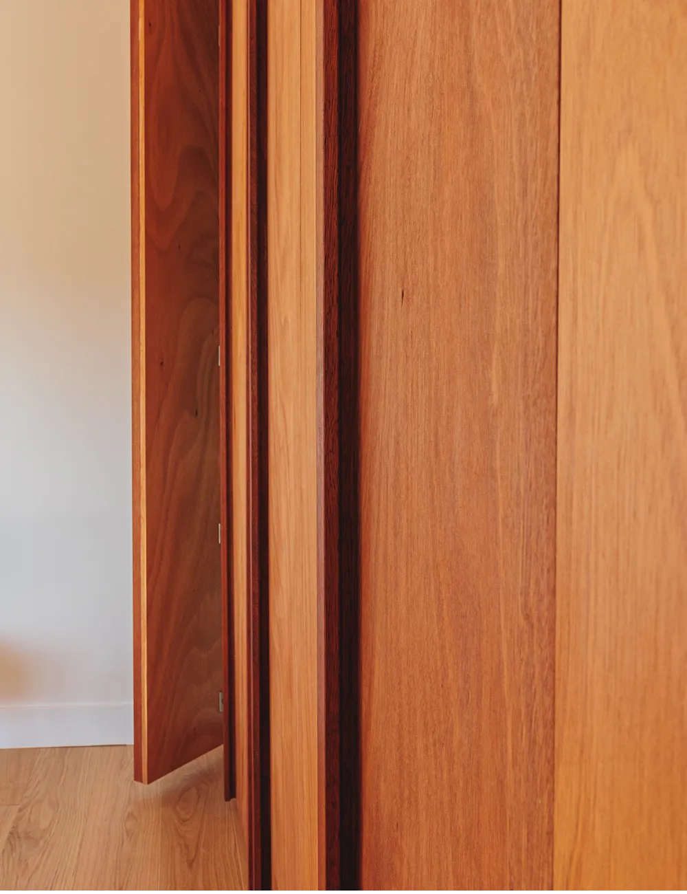 détail porte de dressing en bois Sipo