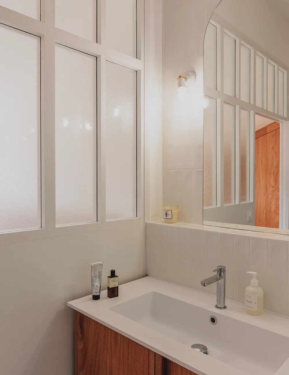 salle de bain avec verrière en bois peint gris