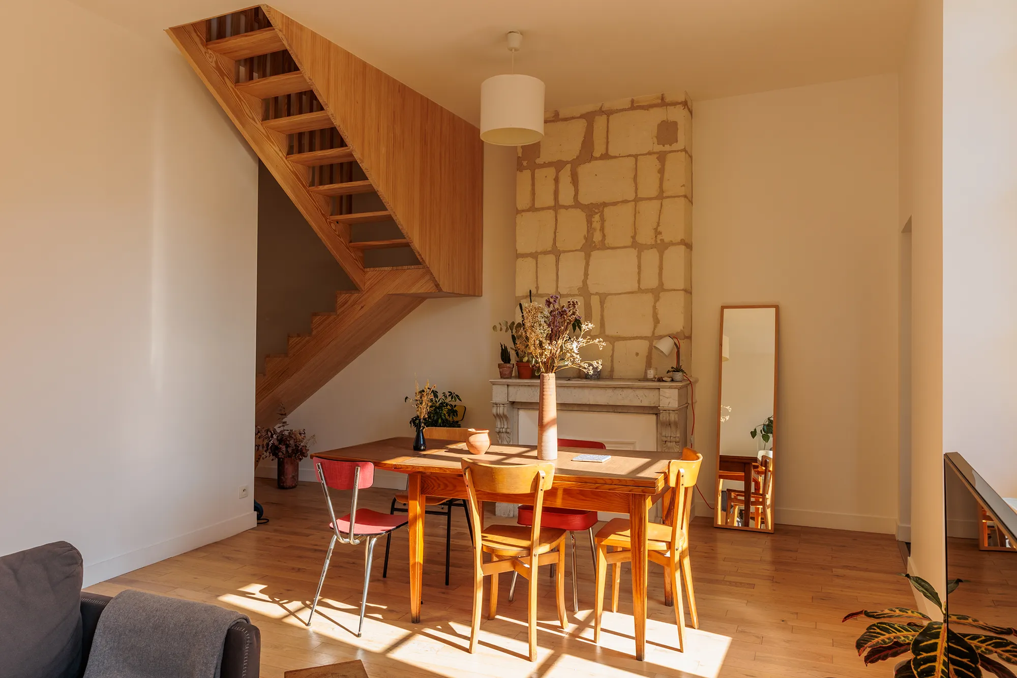 salle à manger et escalier en bois tournant