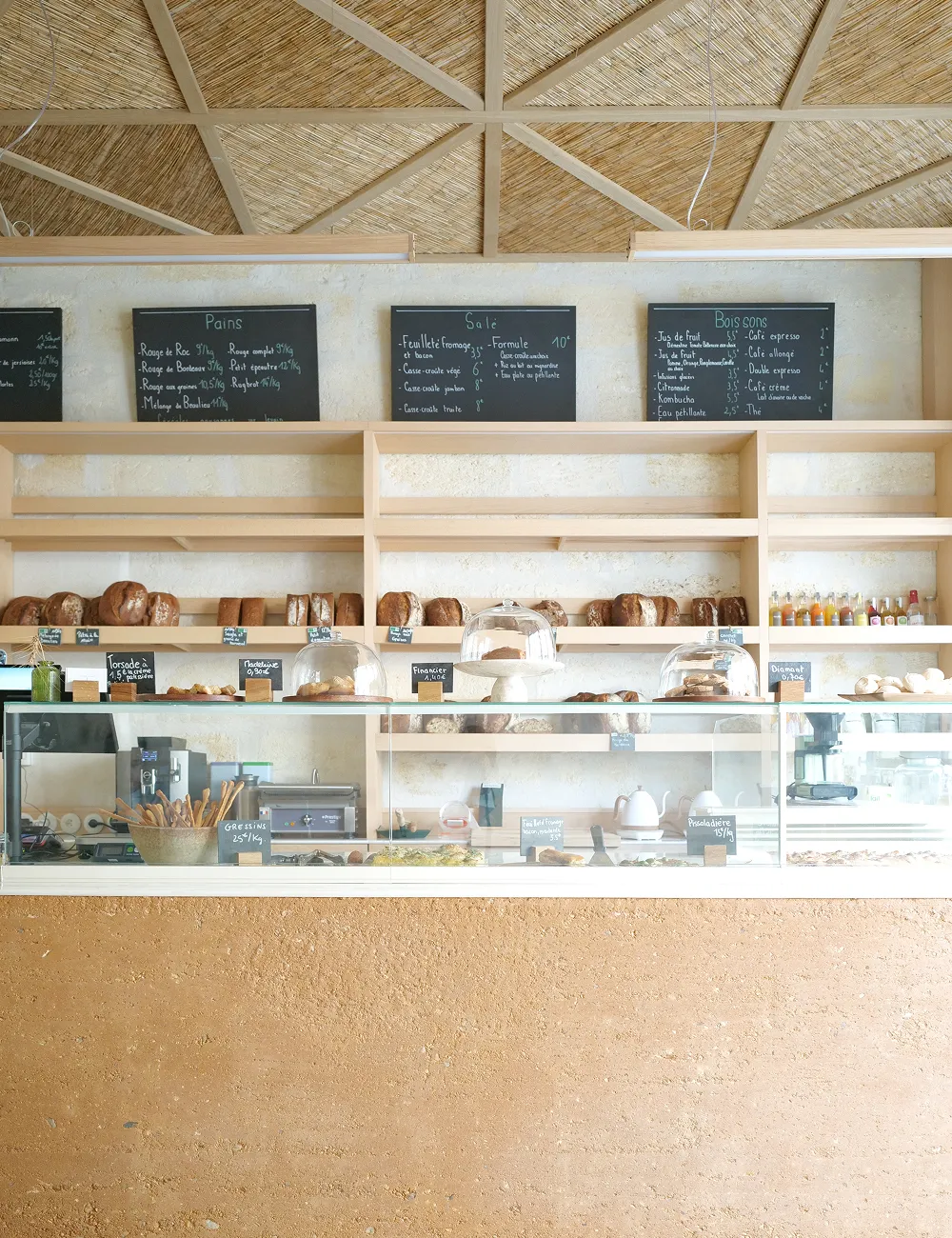 agencement sur mesure d'étagères en bois dans une boulangerie