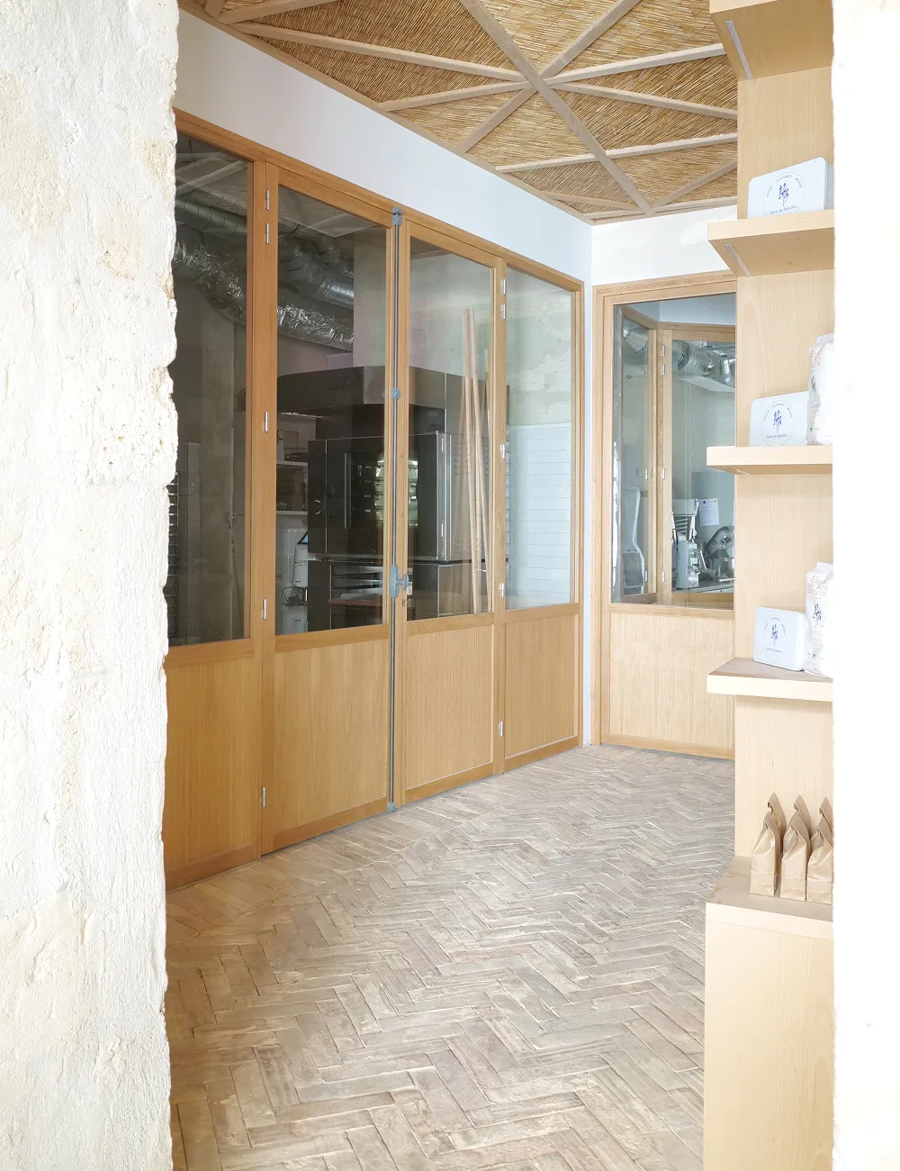 verrière intérieure en bois dans une boulangerie