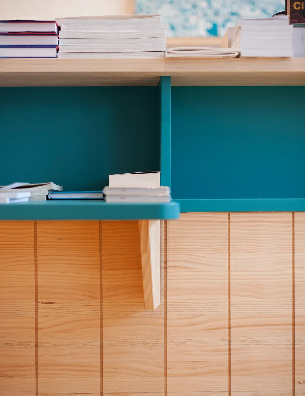 comptoir en bois peint dans librairie