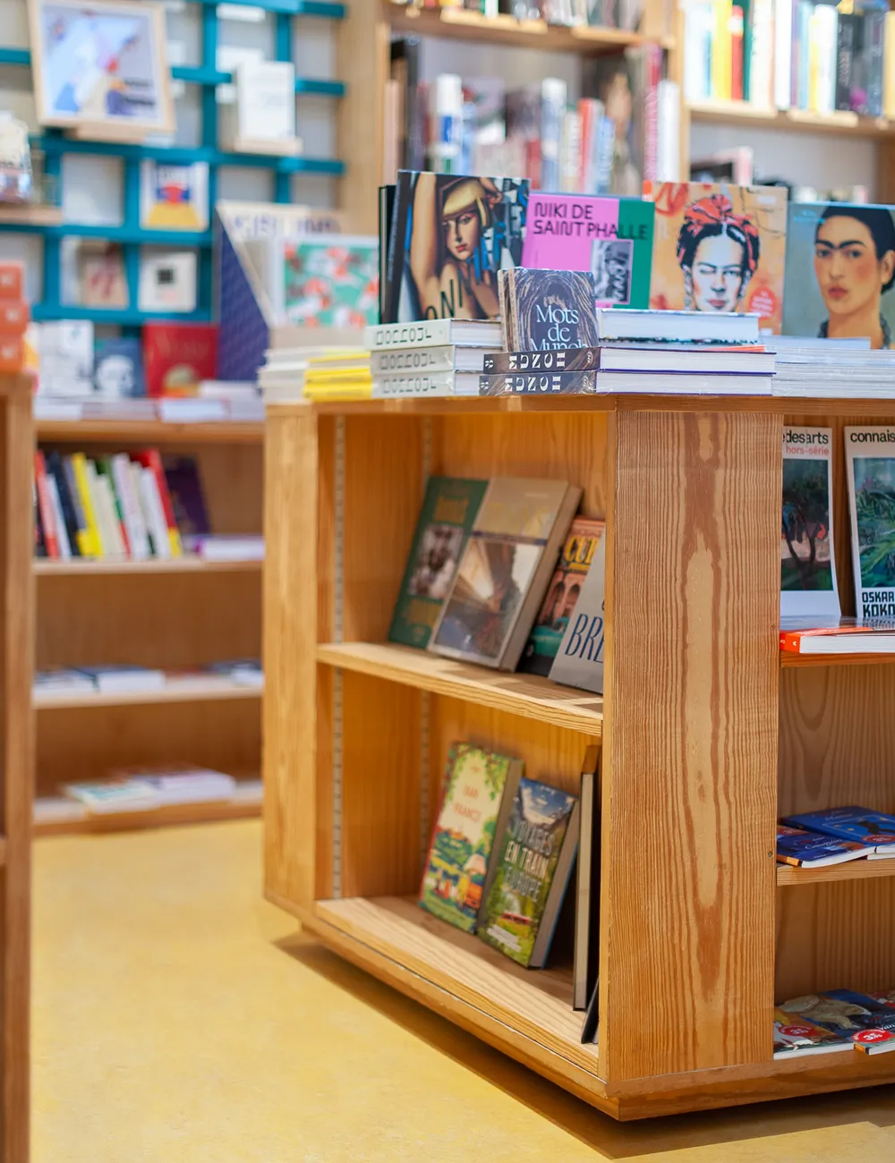 meuble de récupération en bois dans une librairie