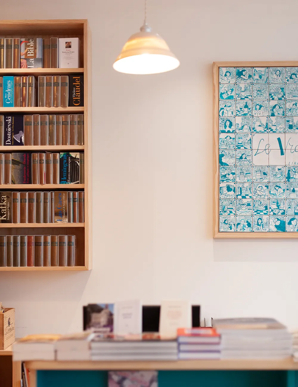 comptoir de librairie en bois et livres