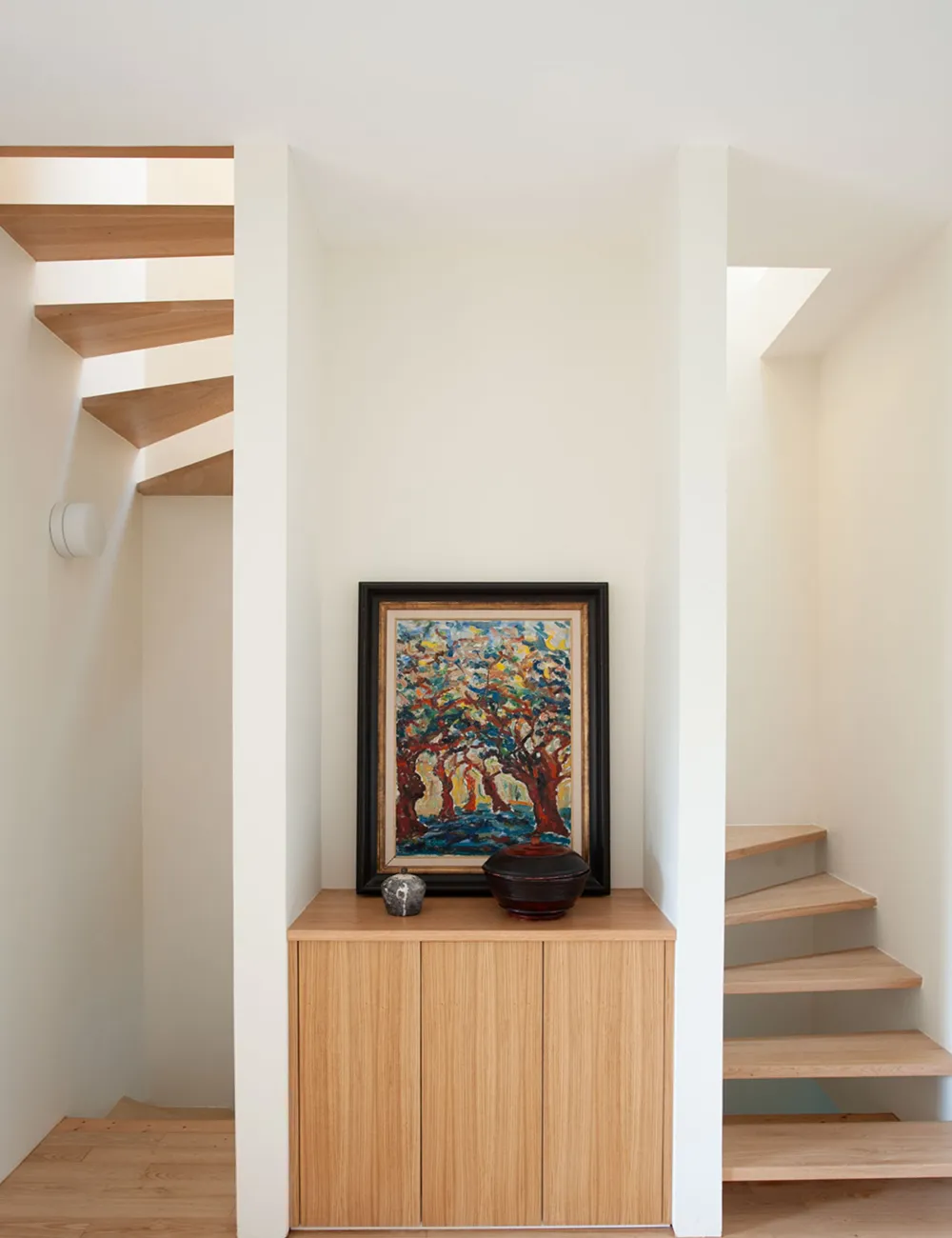 escalier deux quarts tournant et niche en bois dans maison