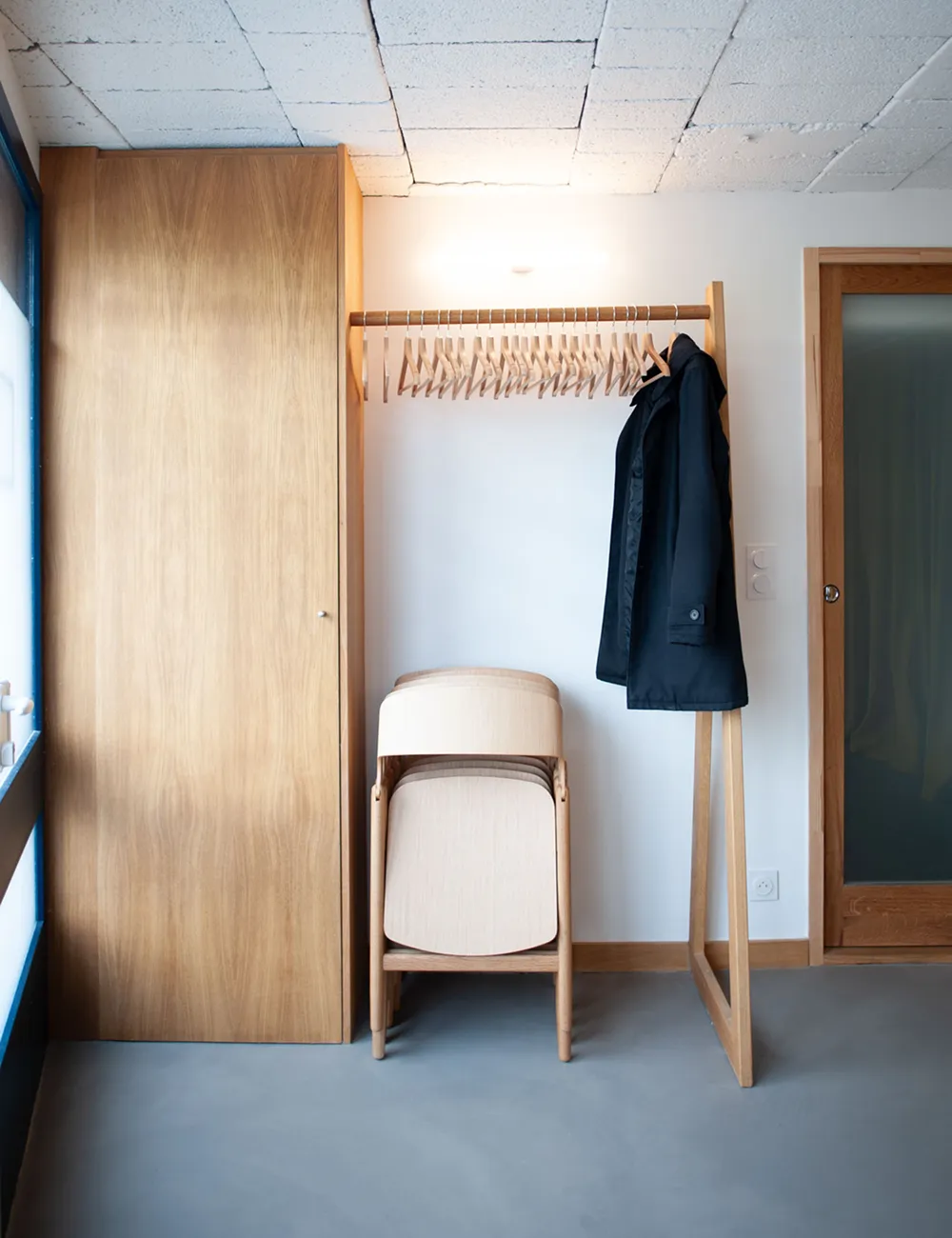 meuble de rangement en bois et chaises