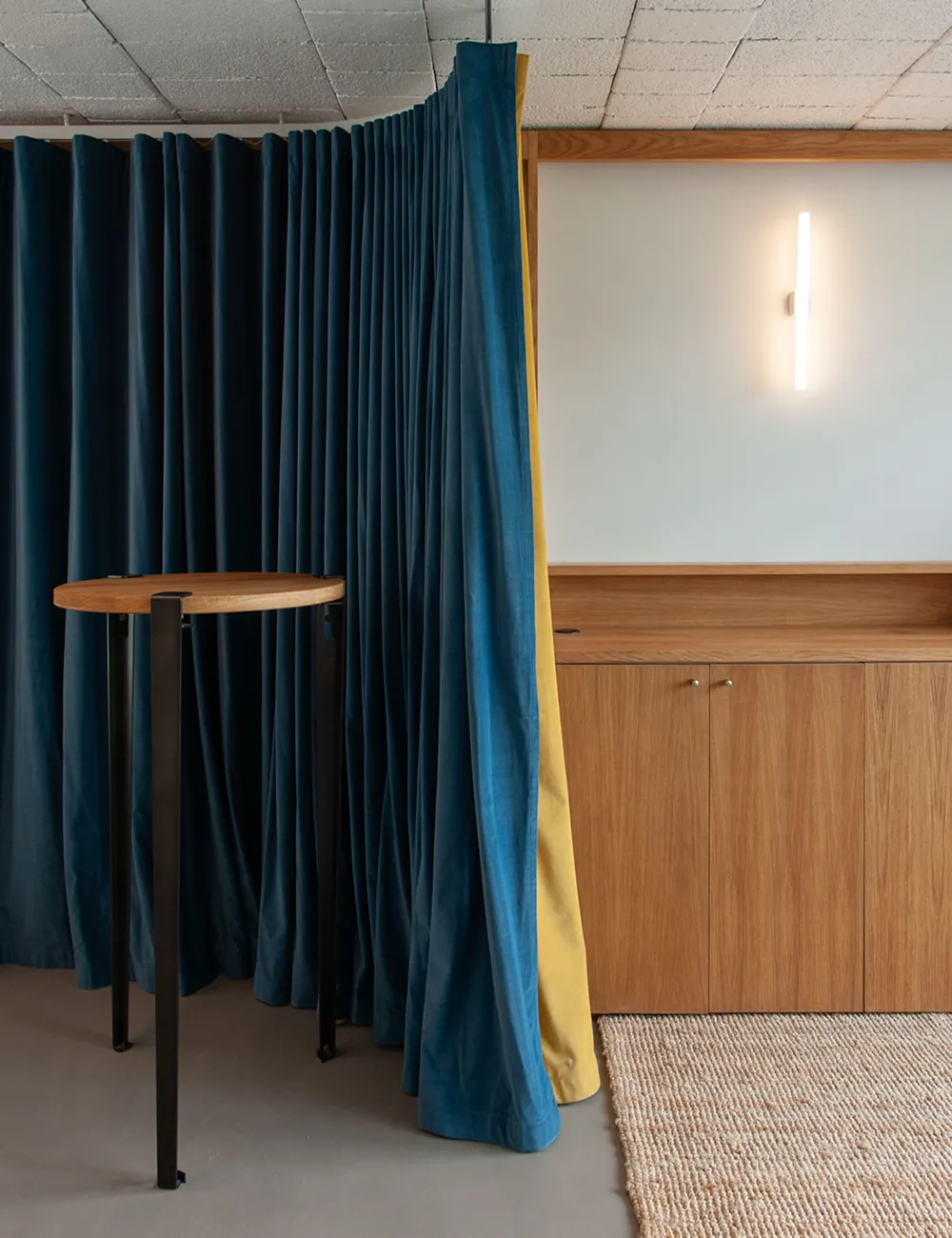 table haute en bois dans salle de réunion