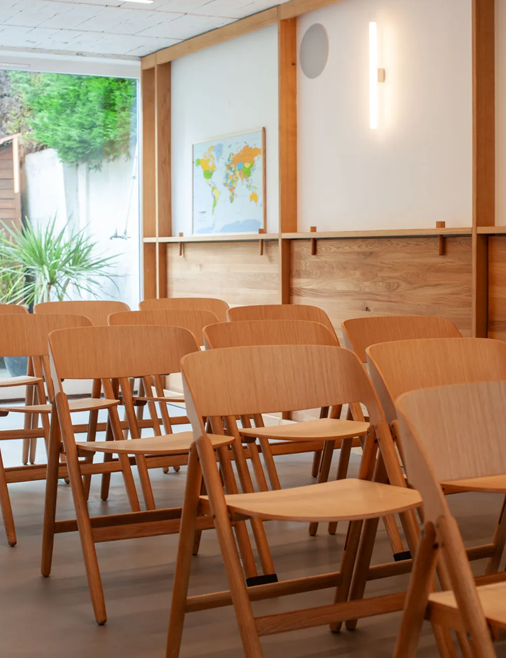 tables en bois dans salle de réunion