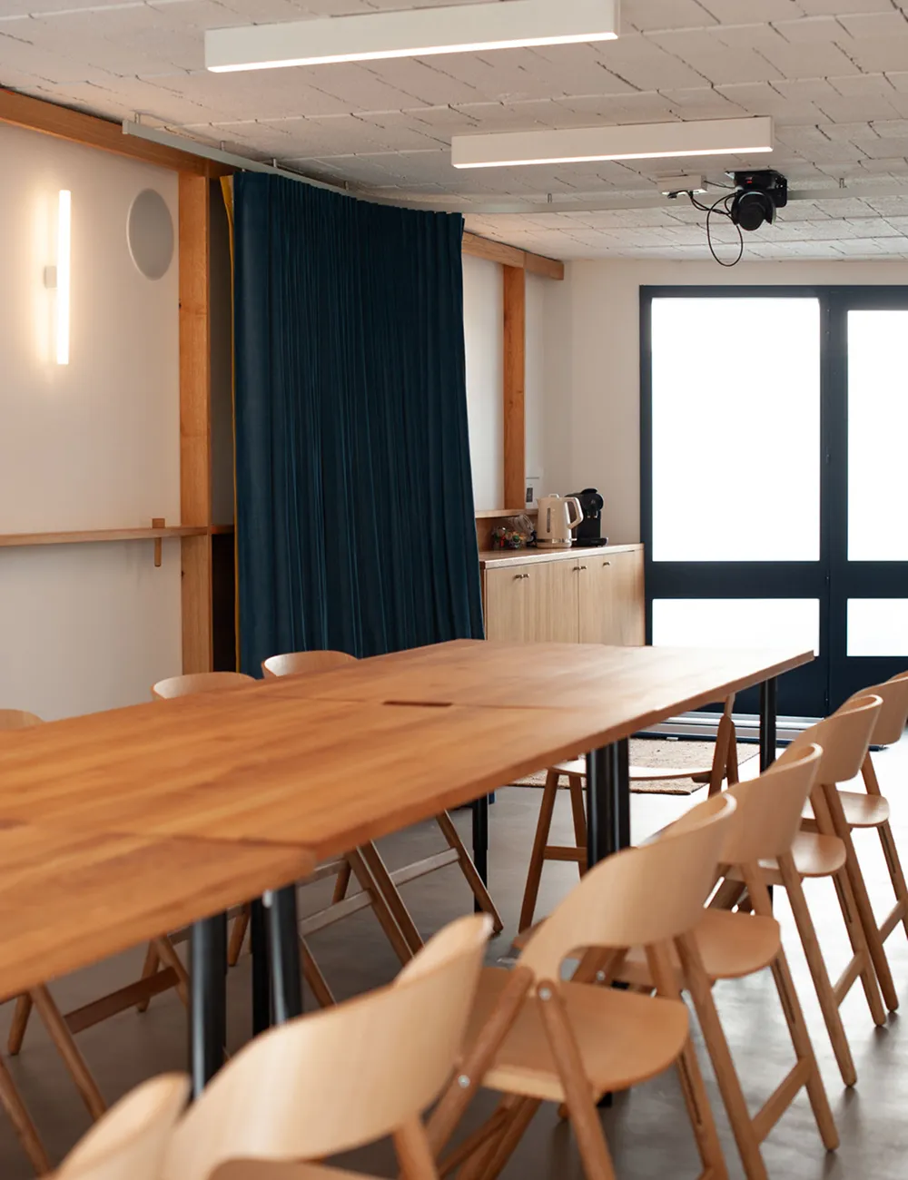 table de réunion en bois et chaises