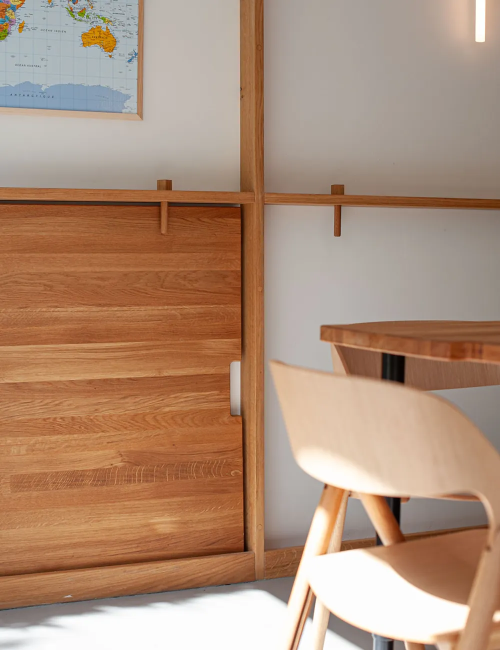 chaises en bois et structure de table