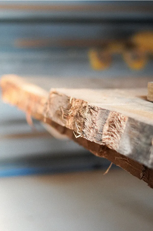 découpe brute planche de bois dans atelier de menuiserie