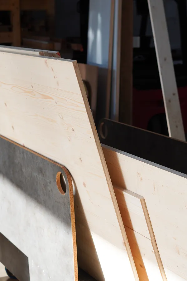 planches de bois dans atelier de menuiserie