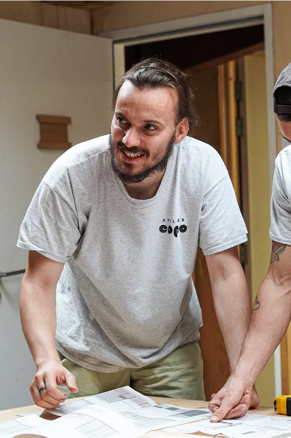 dessinateur projeteur dans atelier de menuiserie