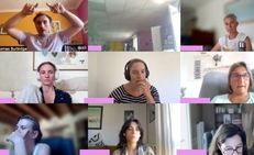 Capture d'écran d'une réunion vidéo avec neuf participants visibles dans une grille, chacun dans leur cadre respectif, certains regardant la caméra, d'autres pensifs ou parlant.