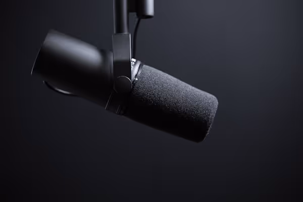 Dynamic podcasting microphone on black. Please consider crediting "Image: Jukka Aalho / Kertojan ääni" and linking to https://kertojanaani.fi.
