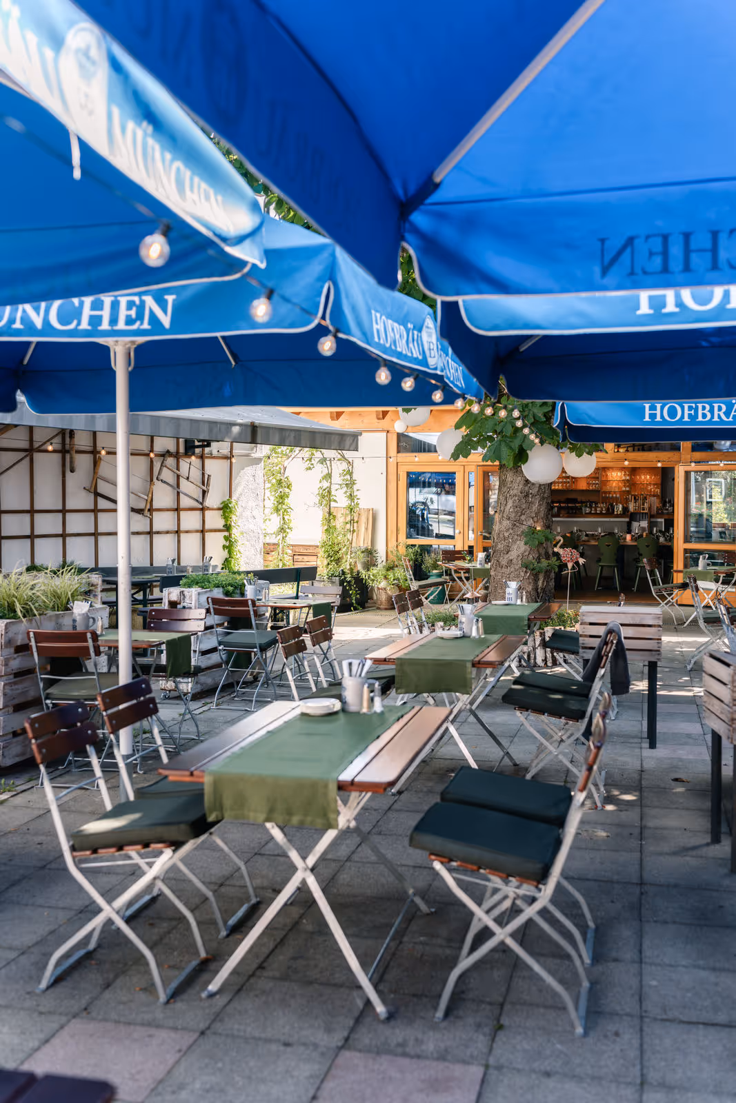Gastgarten mit Sonnenschirm