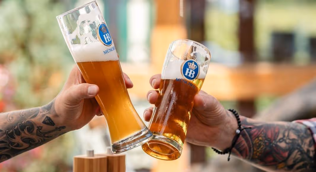 Zwei Bier die prosten